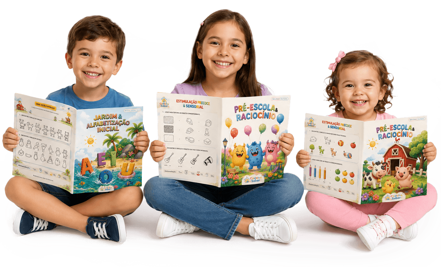 Três crianças sorrindo e sentadas no chão segurando os materiais didáticos da Casinha do Saber